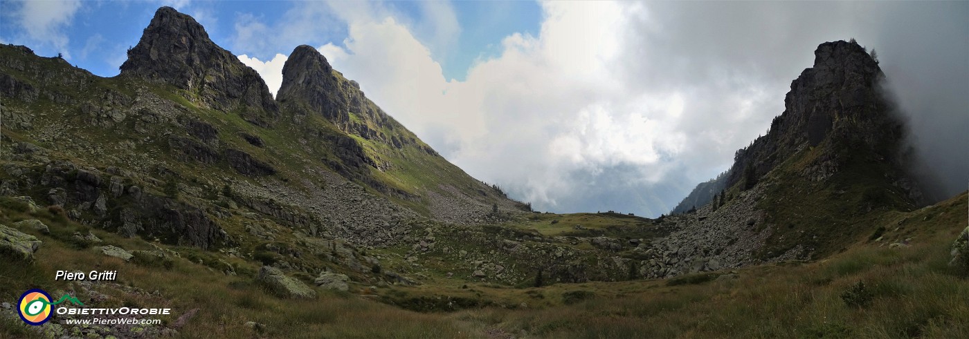 64 Scendendo il vallone...Tre Pizzi  a sx- Mencucca (2117 m) a dx .jpg